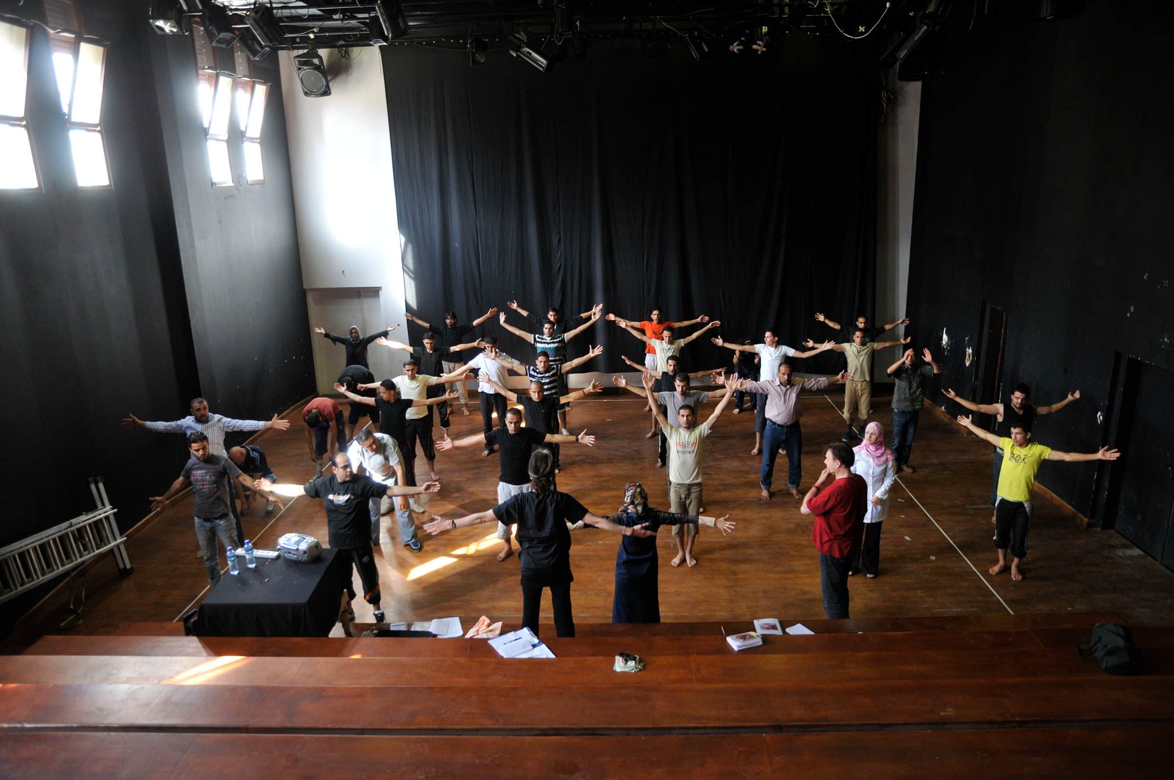 Spelers repeteren een dansvoorstelling in een theater in Gaza