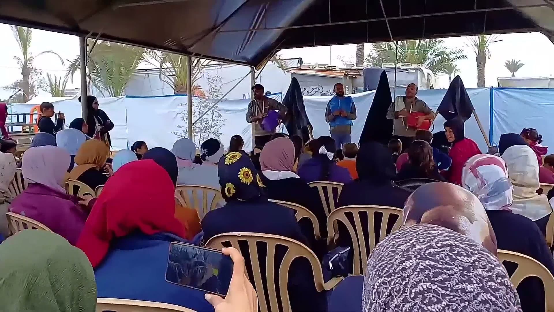 Publiek bij een voorstelling van Theatre Day Productions in een tent in Gaza