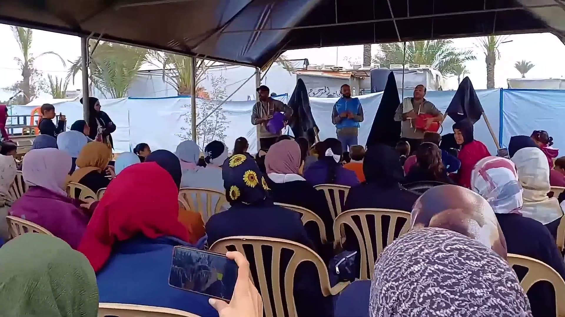 Publiek bij een voorstelling van Theatre Day Productions in een tent in Gaza